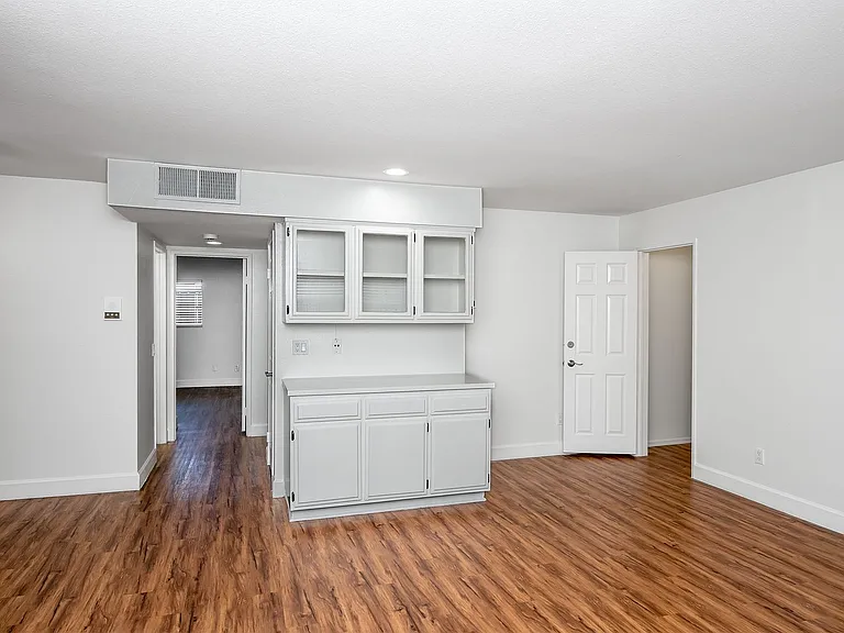 616 W Wilson Ave — Photo 4