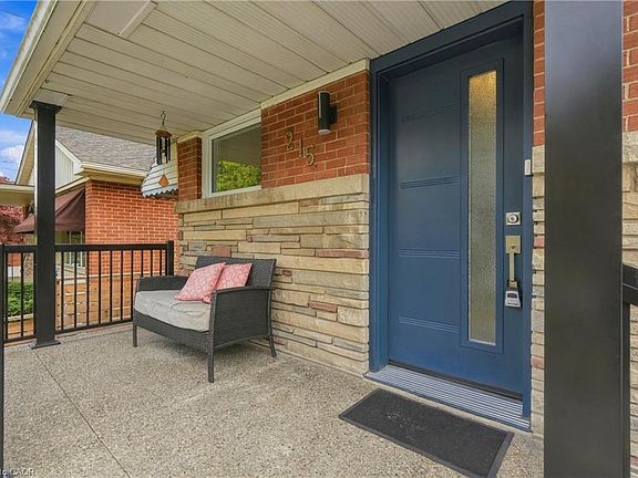 2nd image of 215 W 33rd St