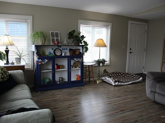5th image of 203 Foster Ave