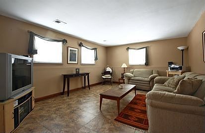 5th image of 555 N Clark Dr