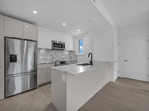 2250 E 1st Ave #309, Vancouver, BC V5N 1A1