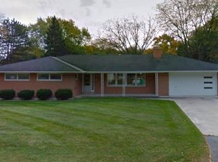 2341 W Daphne Rd, Glendale, WI 53209