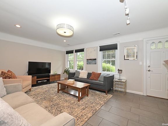 2nd image of 181 Ferncroft Rd