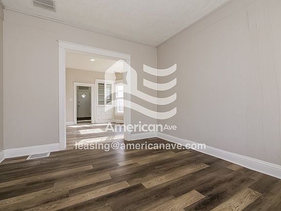 1390472_002_wm_-_living_room_13588870.jpg