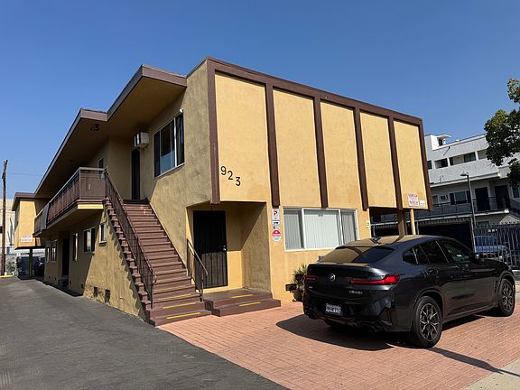 3rd image of 923 N Hudson Ave APT 3