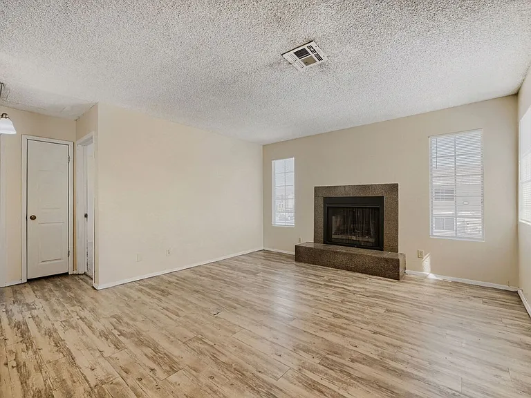 2745 Jennydiane Dr #D — Photo 4