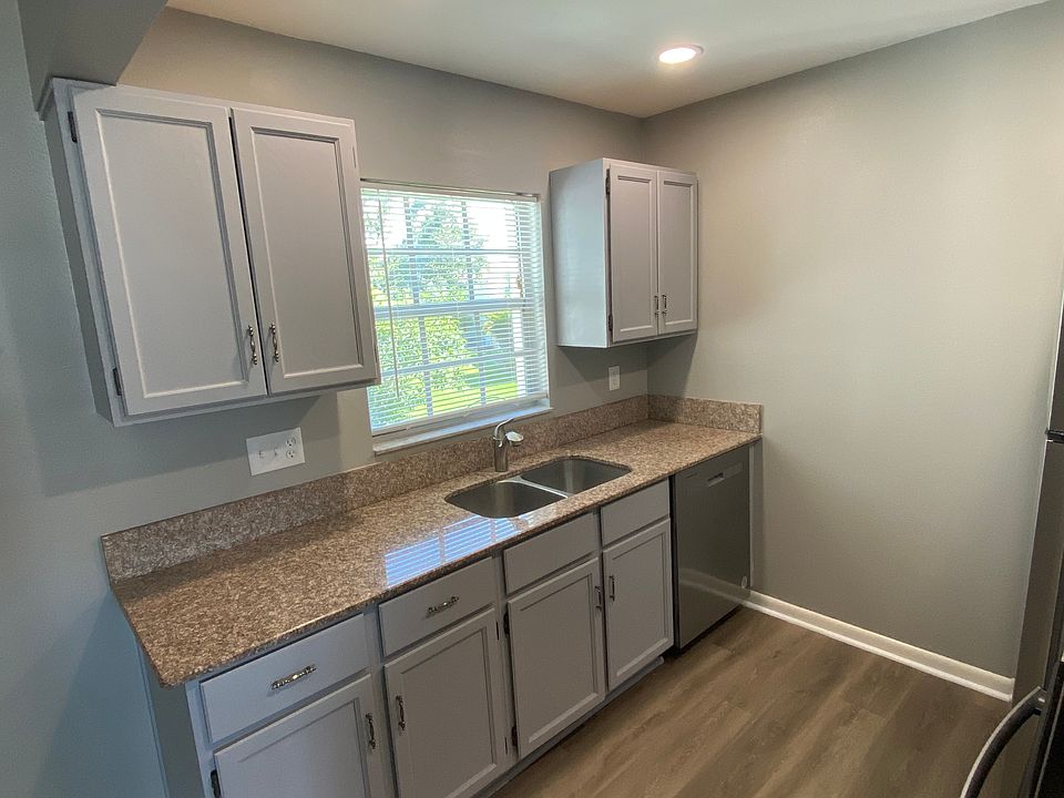 1st image of 1502 Edgewater Cir #6C