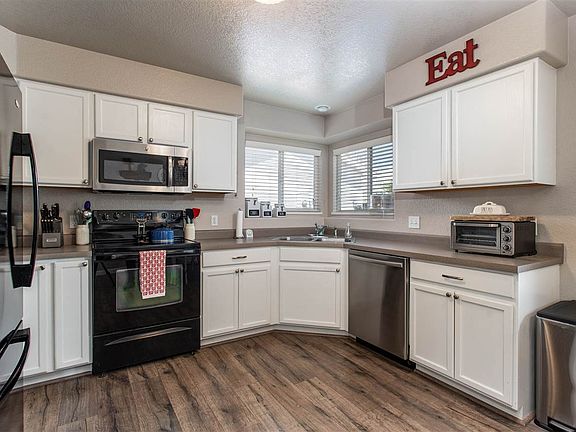 3rd image of 259 Drumlin Cir