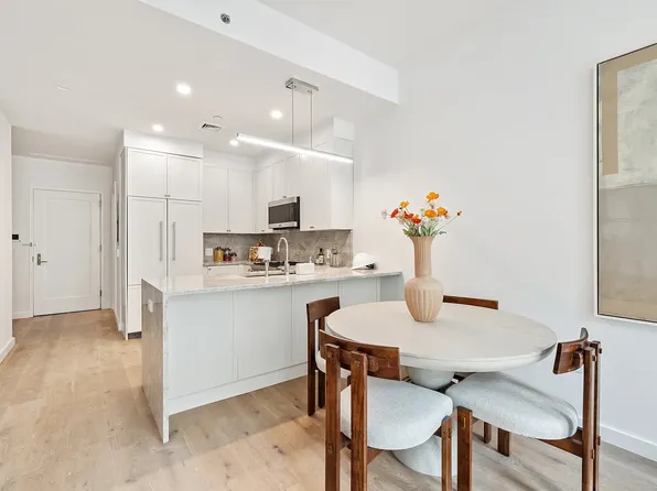 171 Calyer St APT 4A, Brooklyn, NY 11222