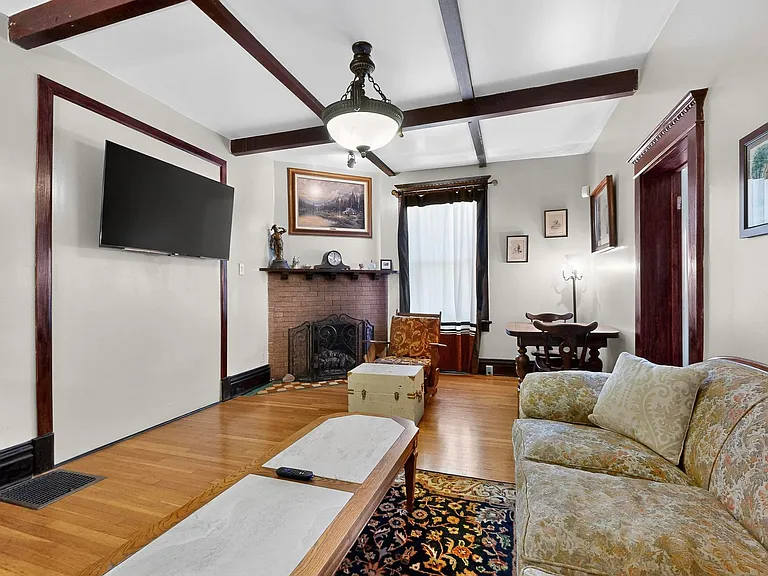 Gold Apt - Furnished Living Space