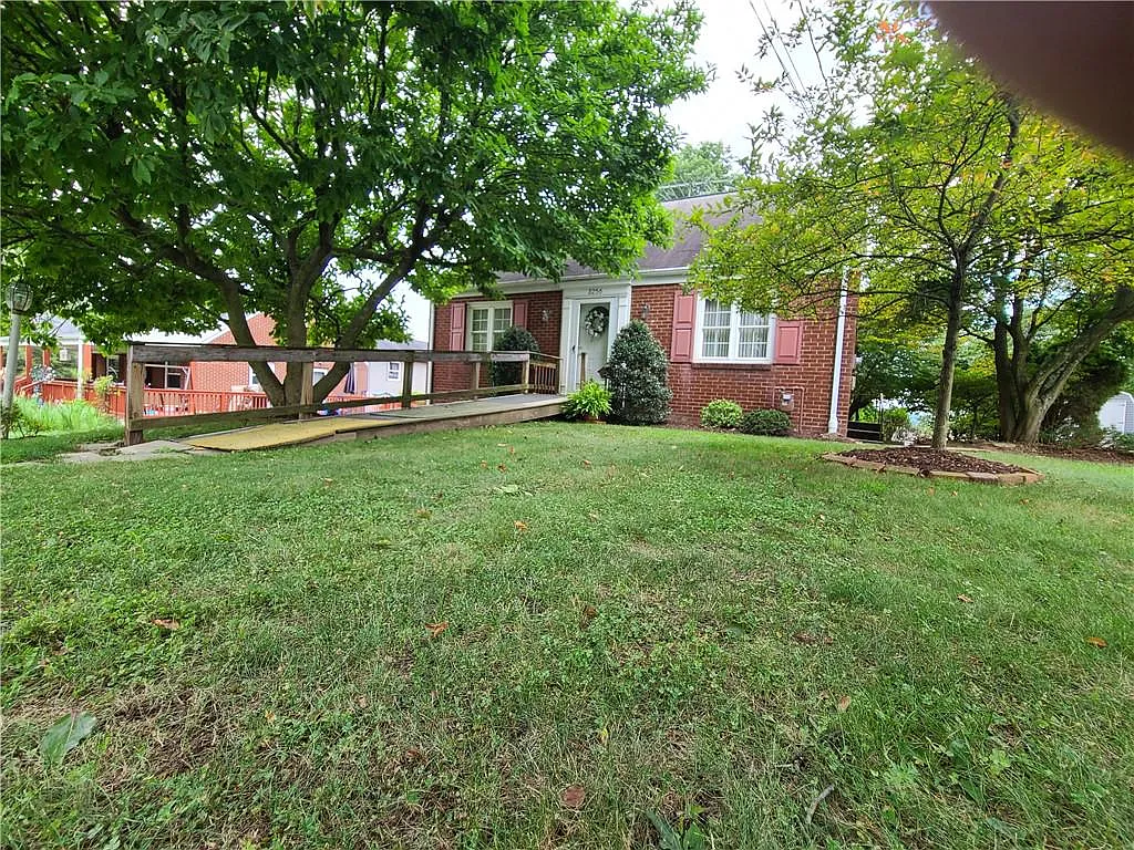 3256 Thornwood Dr photo 1
