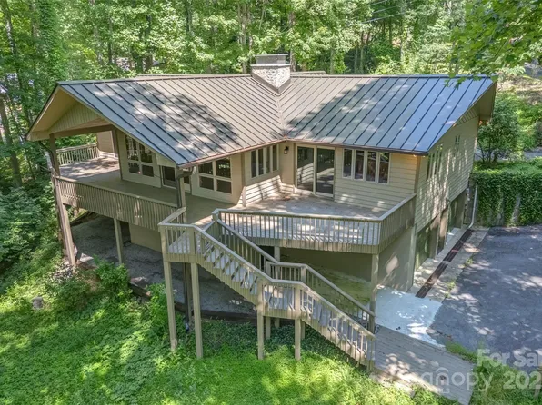 1 Sleepy Hollow Dr, Maggie Valley, NC 28751