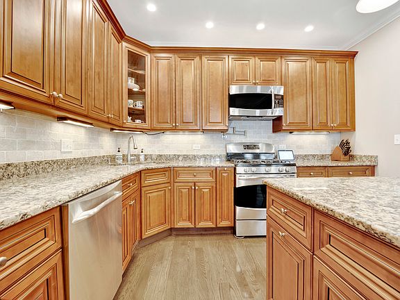 4th image of 1213 W Charles Ln