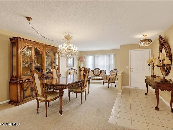 3rd image of 28 Golden Willows Avenue