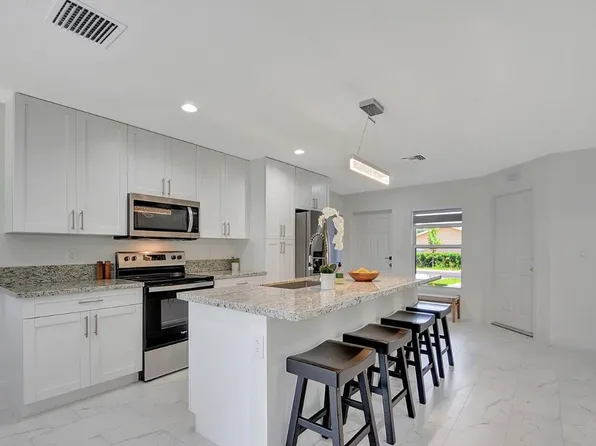 3868 Patio Ct, Palm Springs, FL