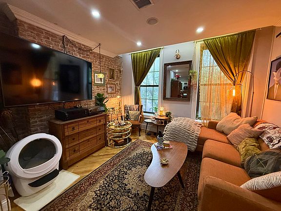 4th image of 86 Cornelia St #2