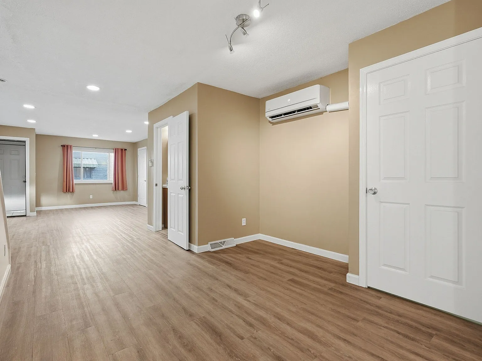 3 bed, 2300 sqft, $2,650 — Photo 3