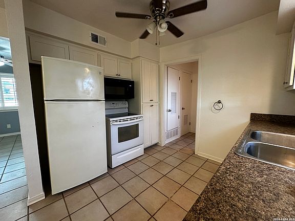 5th image of 121 W SILVER SANDS DR #121