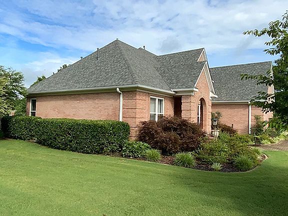 2nd image of 155 Carlyle Pl