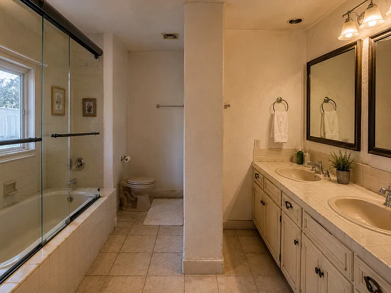 304 S Clark Dr — Photo 16