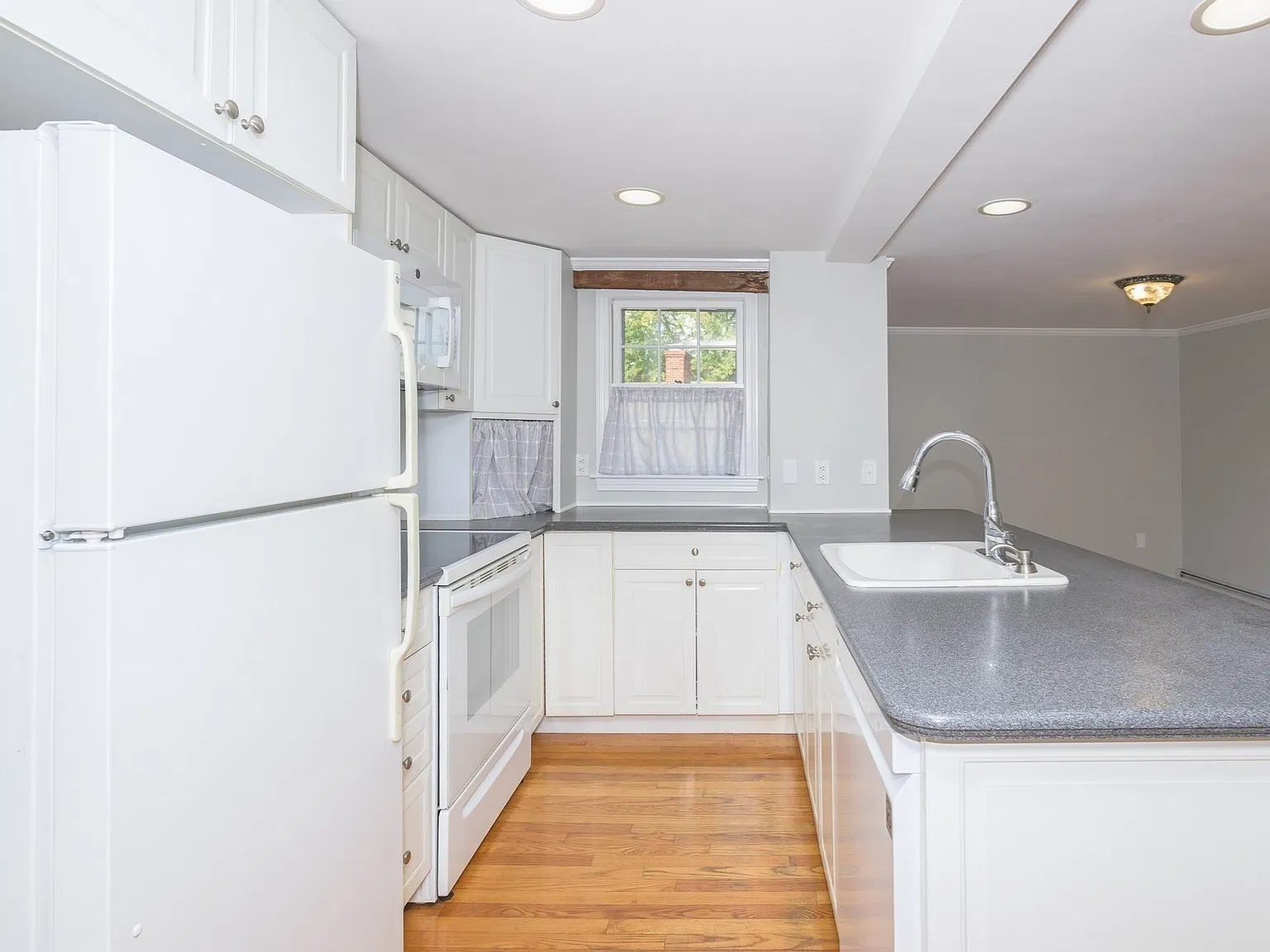 2 bed, 2.0 bath, 1693 sqft, $3,500 — Photo 4