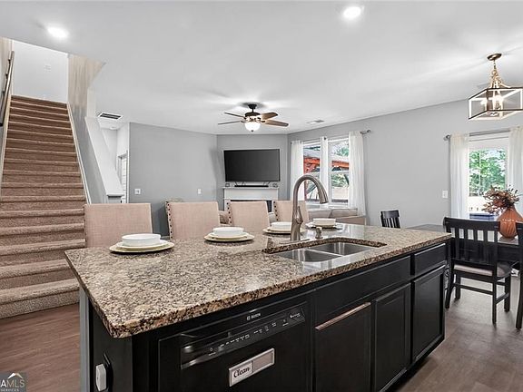 4th image of 40 Abbey Ct
