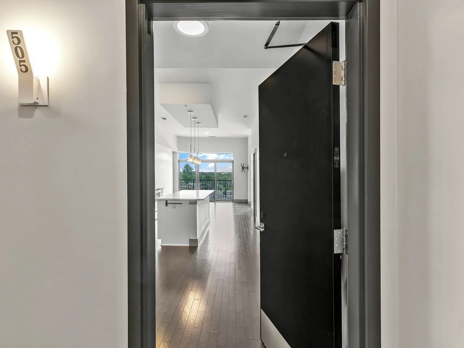 1 bed, 1.0 bath, 888 sqft, $2,200 — Photo 3