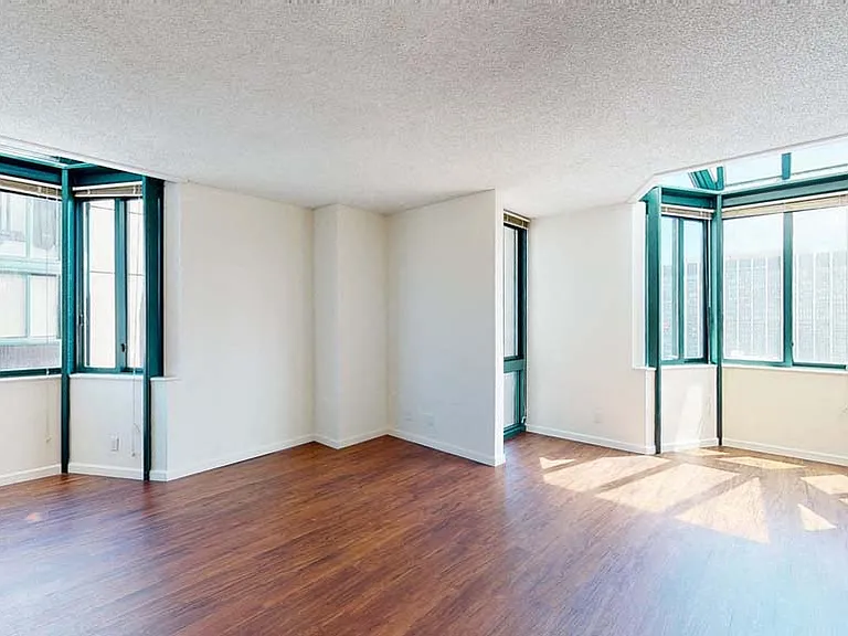 Trinity Towers Apartments — Photo 110