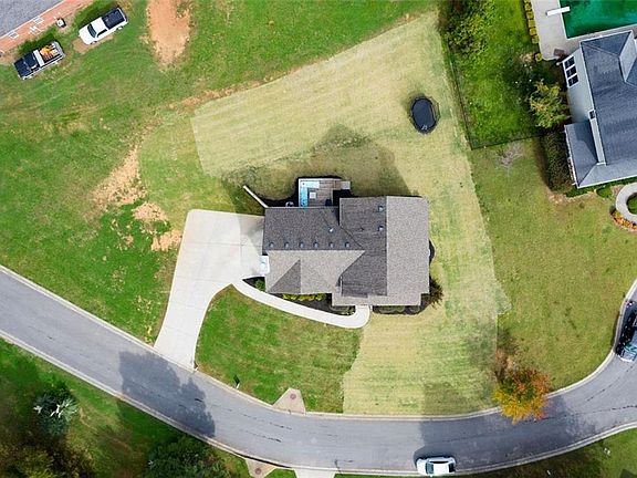 2nd image of 170 Hardwood Ridge Dr