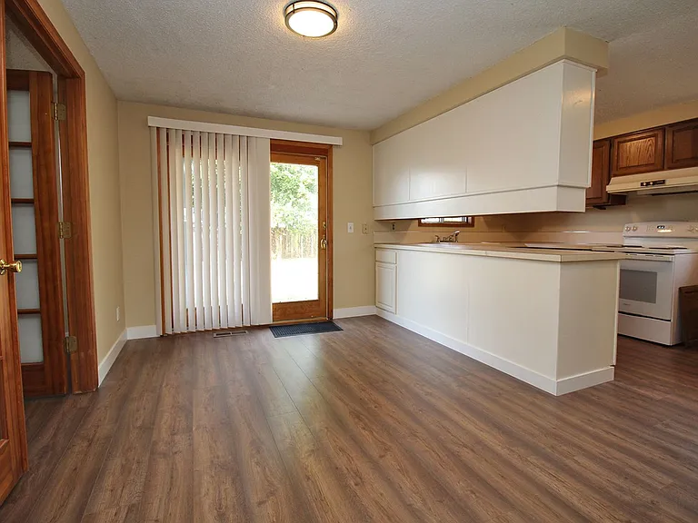 5536 SE Harlow St — Photo 5