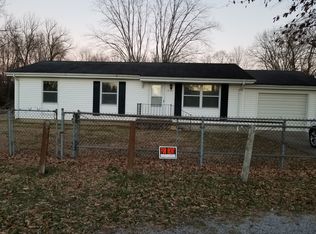 920 N 10th St, Benton, IL 62812
