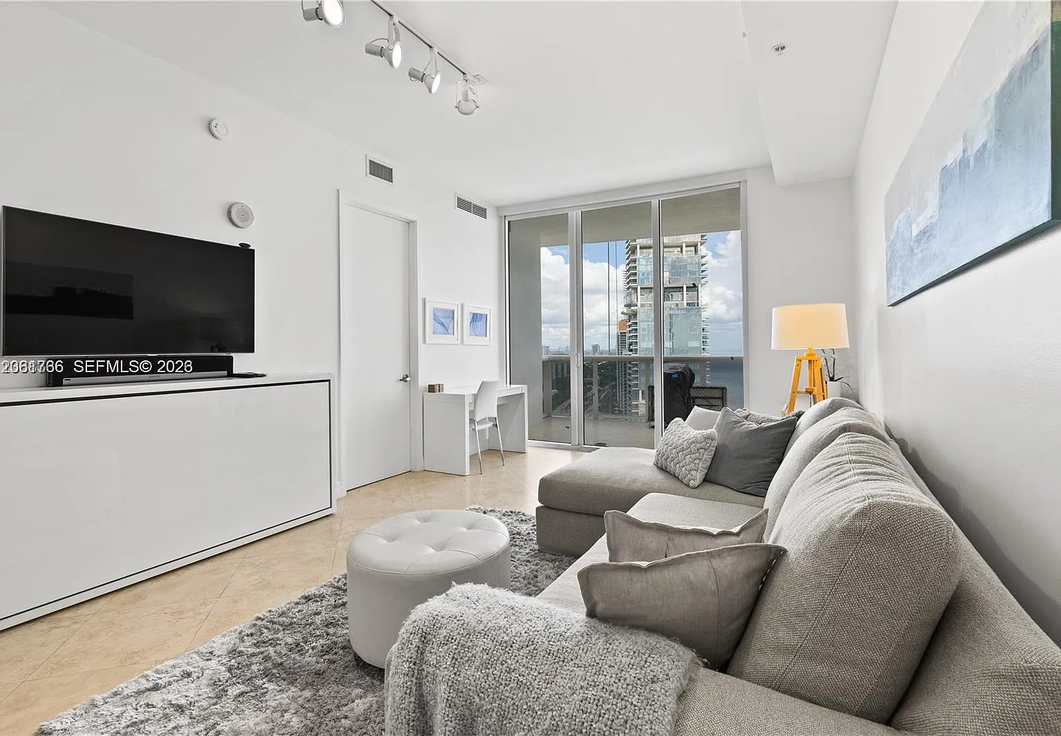 Trump Royale Condo — Photo 2