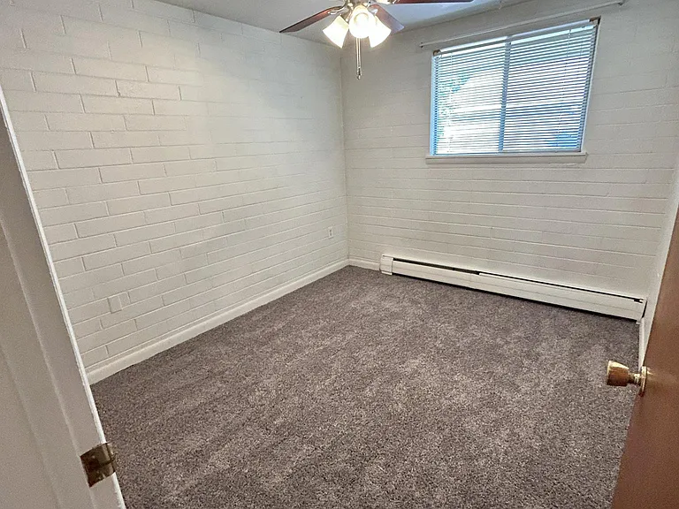 702 E Myrtle St — Photo 5