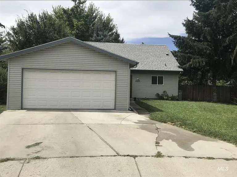 2233 S Euclid Ave — Photo 1