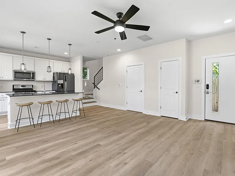 1160 Lott Ave #B — Photo 7