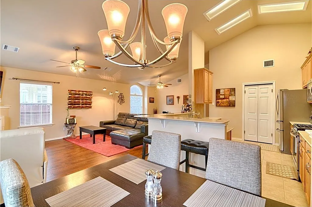 3 bed, 2.0 bath, 1826 sqft, $2,450 — Photo 4