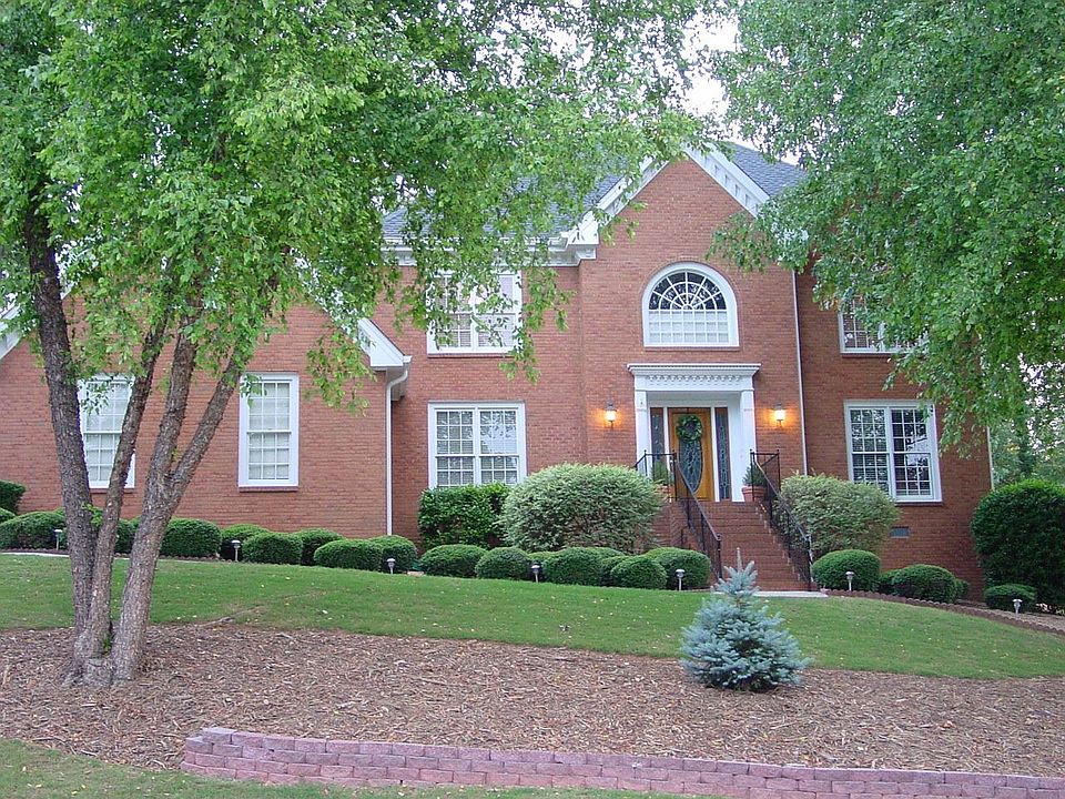 4 Bed   3 Bath w/ Formal Living 
