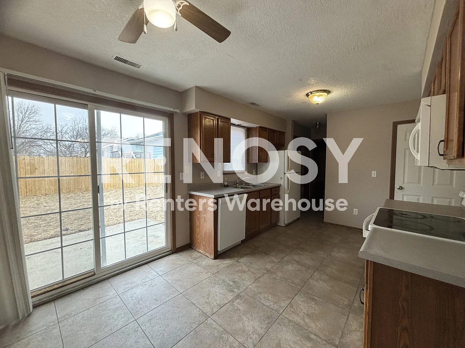 Adorable 3 bedroom duplex available for rent — Photo 2