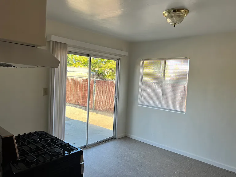 147 N Victoria Ave — Photo 7