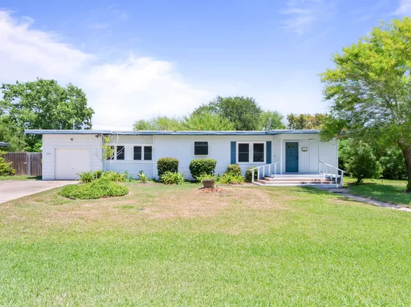 310 S 5th St, Rockport, TX 78382