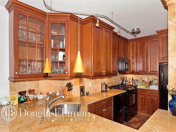 4th image of 201 W 72nd St APT 6F