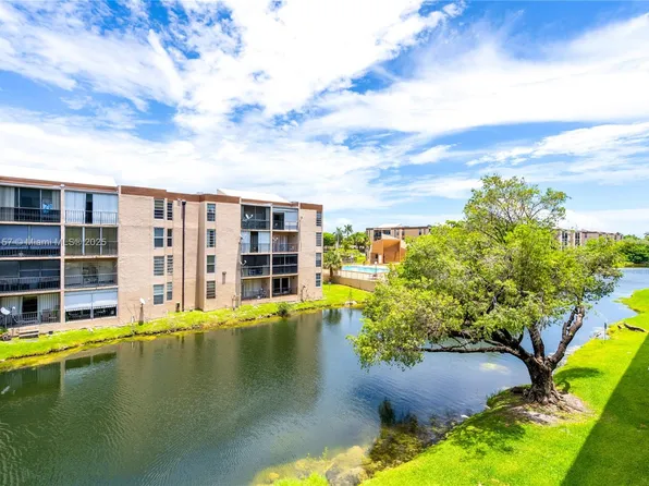 8895 Fontainebleau Blvd APT 301, Miami, FL 33172