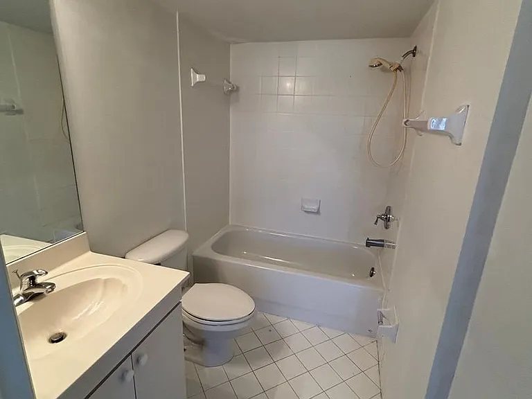 3395 NE 10th St #103 — Photo 10