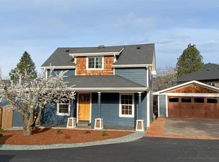 225 NE Oak Dale Dr, Grants Pass, OR 97526