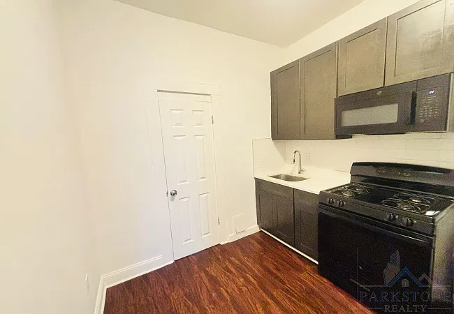 109 Hutton St — Photo 2