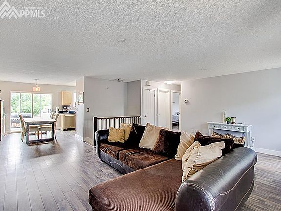 Open to eat-in kitchen!