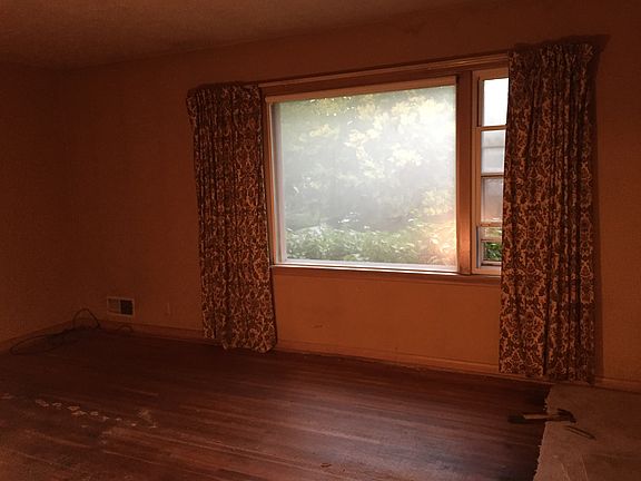 4th image of 684 Eldridge Ave W