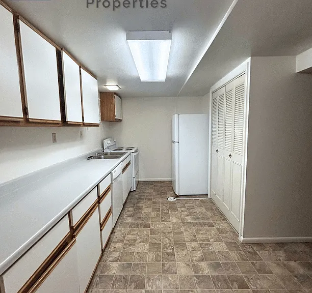 1005 1/2 Park Ln — Photo 2