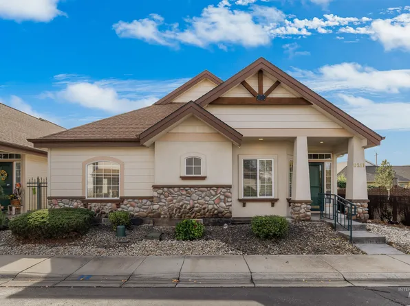 8211 W Drake Ln, Garden City, ID 83714
