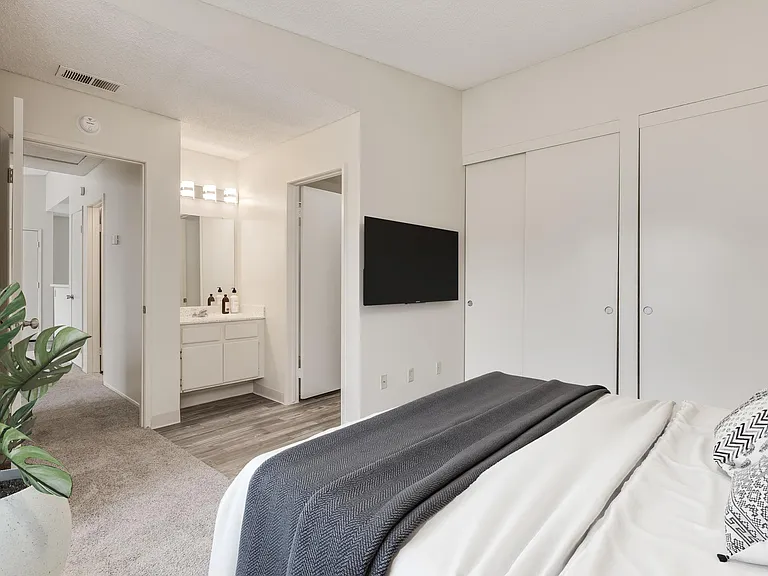 Boulevard Apartments — Photo 10